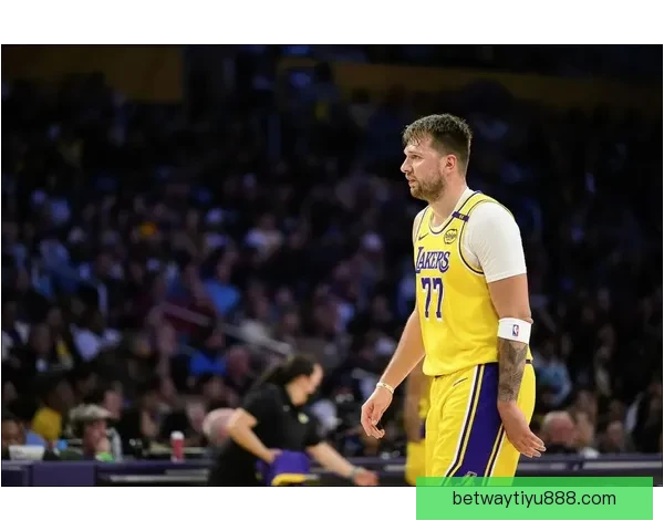 湖人连创奇迹压制东契奇里夫斯名嘴呼唤詹姆斯展现传奇实力